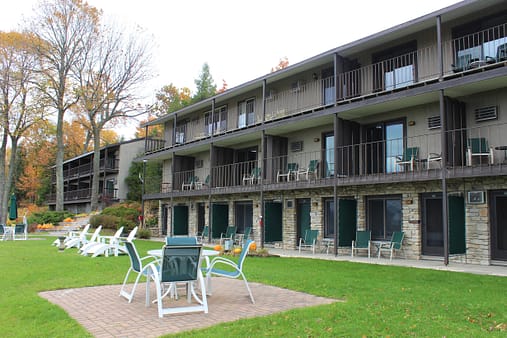 There are 25 units available at Egg Harbor Lodge. 